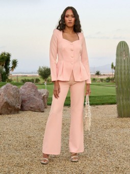 Conjunto de invitada melocotón – Chaqueta entallada y pantalón de campana elegante