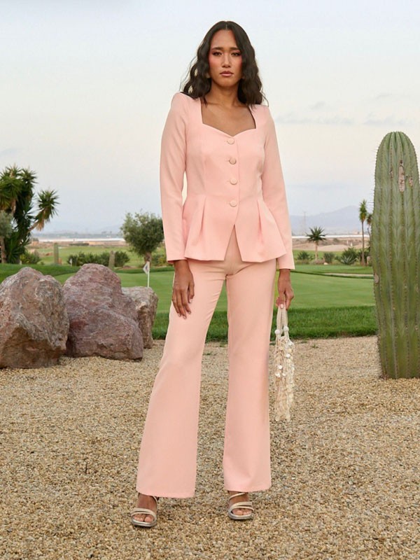 Conjunto de invitada melocotón – Chaqueta entallada y pantalón de campana elegante