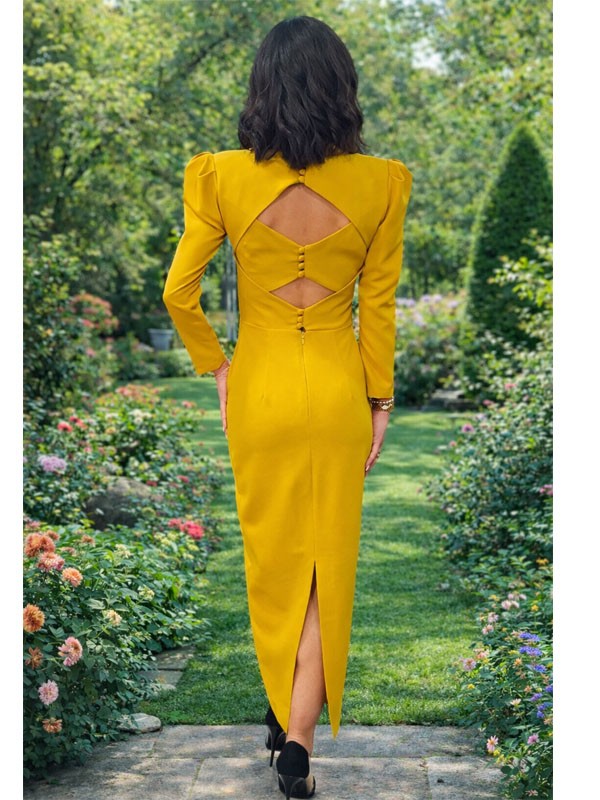 Vestido midi mostaza elegante con espalda descubierta para mujer