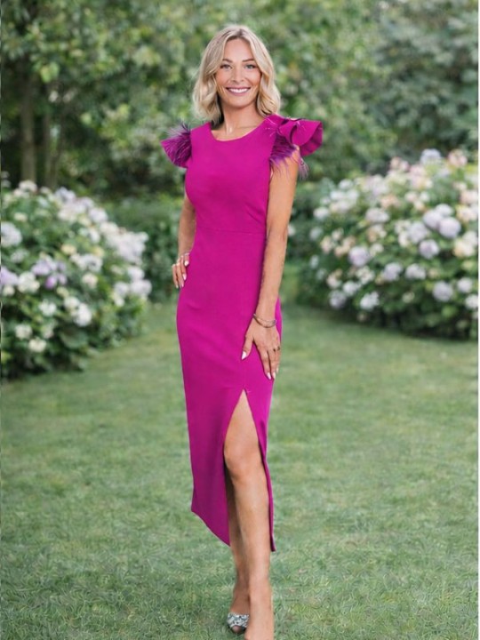 Vestido Midi con Abertura y Hombros con Plumas – Azul Klein, Buganvilla y Pistacho