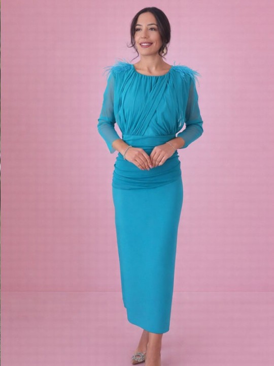 Vestido Midi Turquesa con Cuerpo Plisado y Plumas en Hombros