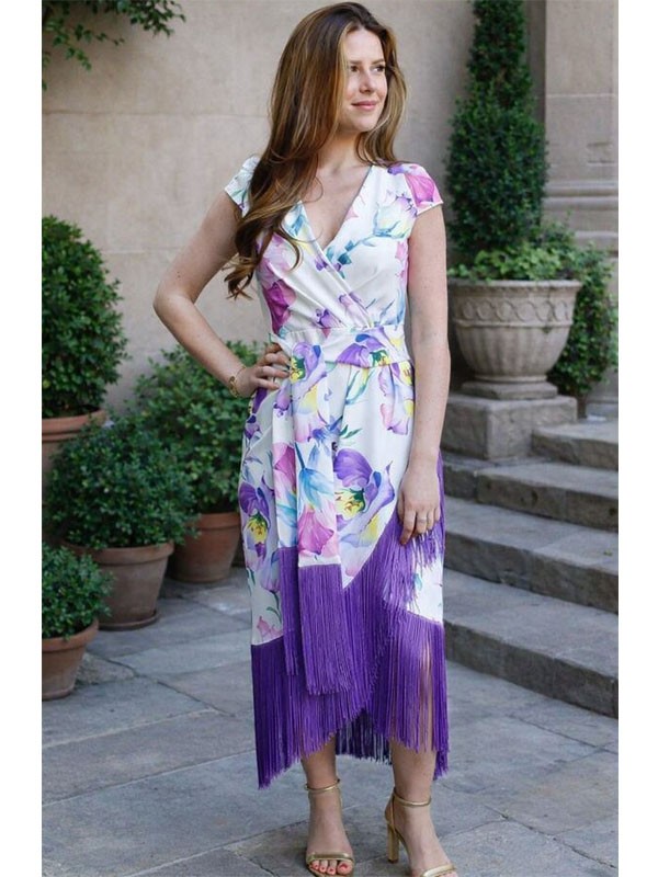 Vestido de fiesta floral con flecos lilas y sandalias doradas | Invitada perfecta