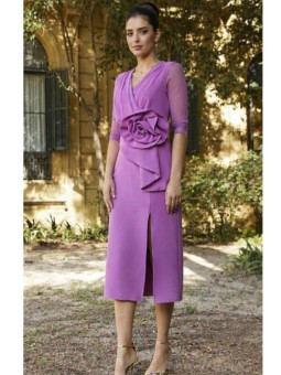 Vestido lila elegante con flor y abertura – Moda fiesta invitada