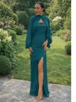 Vestido Largo Elegante Verde Esmeralda con Abertura Lateral y Capa – Moda Mujer