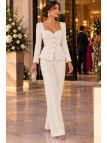 Conjunto de invitada melocotón – Chaqueta entallada y pantalón de campana elegante